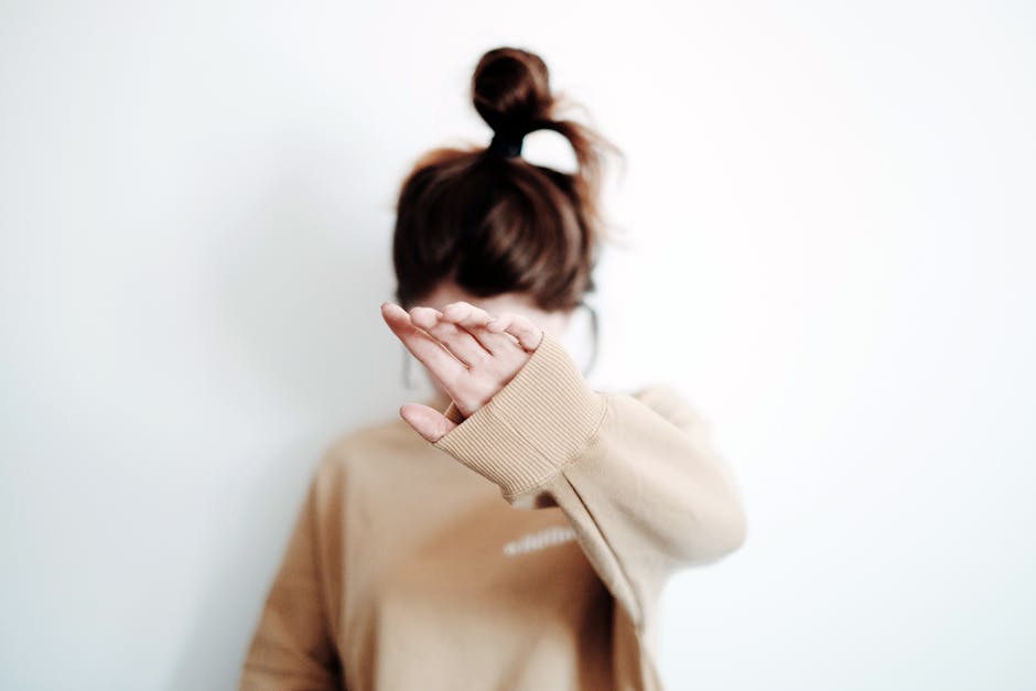 심리적 거리를 유지하며 건강한 대화를 나누는 사람들의 모습