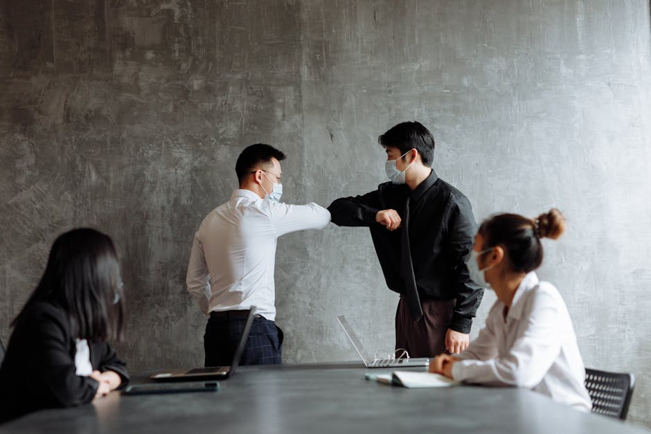 단정한 옷차림으로 격식 있는 공간에서 예절을 지키는 비즈니스맨