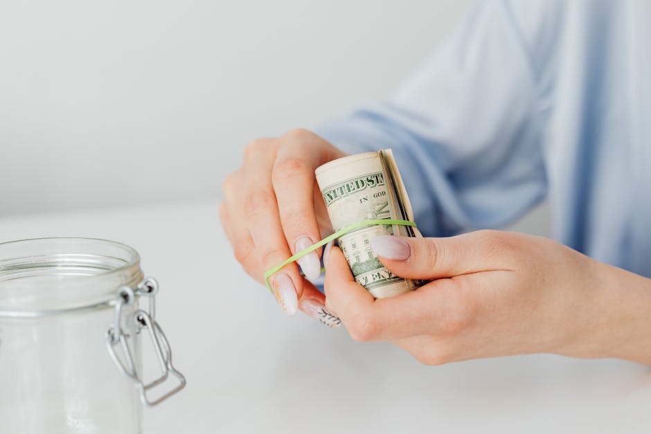 일상생활 속 분리수거와 정부 지원금으로 절약하는 모습