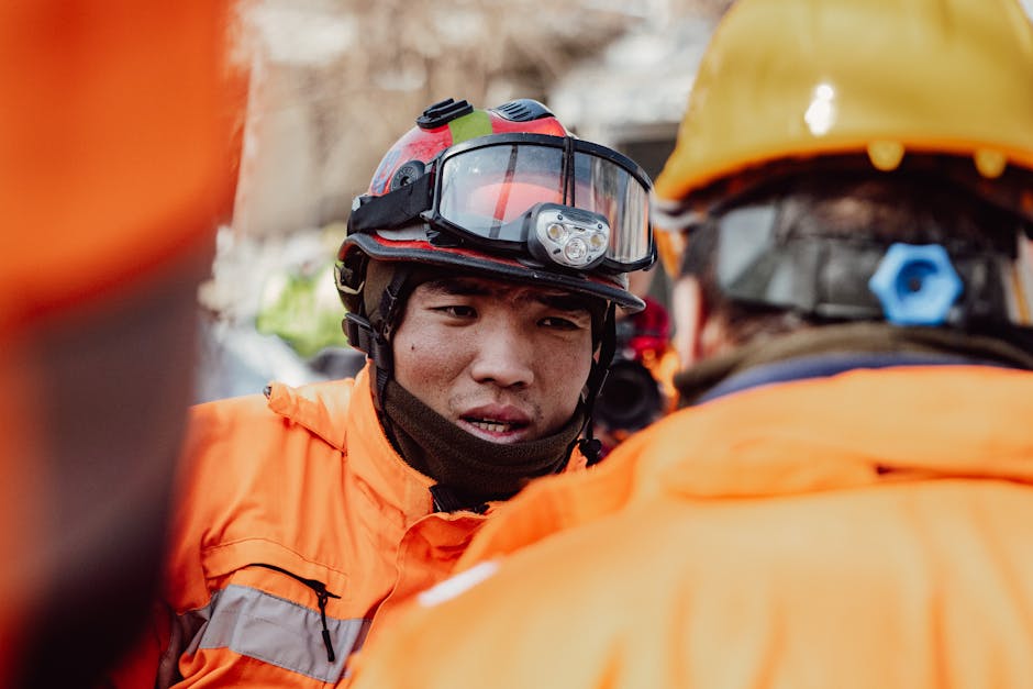 비상 키트와 함께 안전한 일상을 준비하는 모습