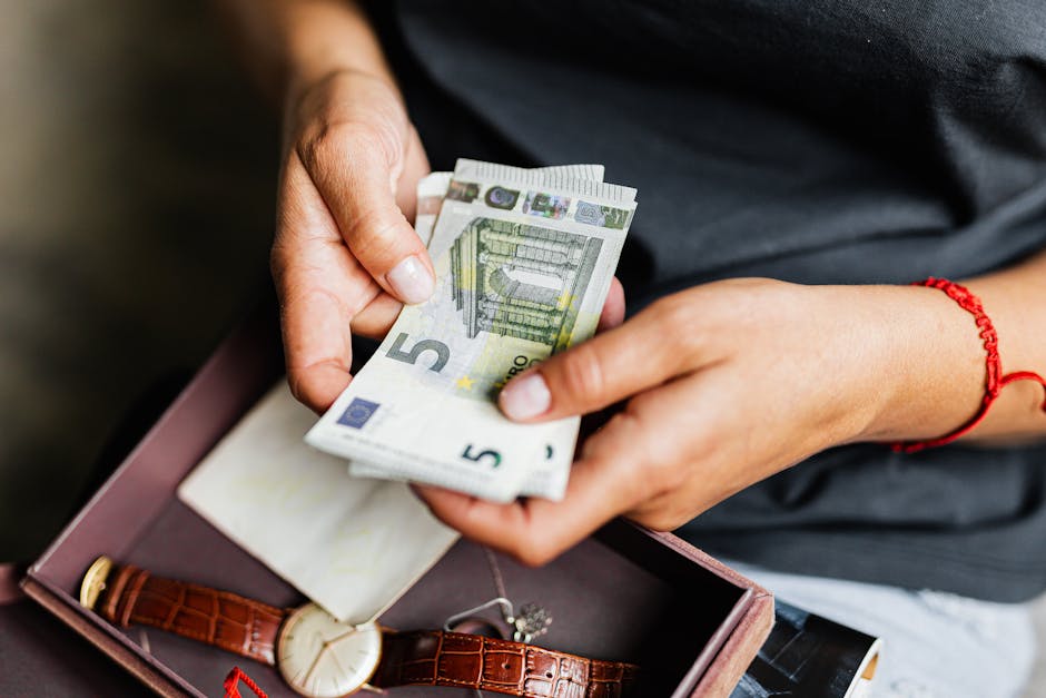 분리수거 방법과 정부 지원금 정보를 확인하는 스마트한 현대인의 모습