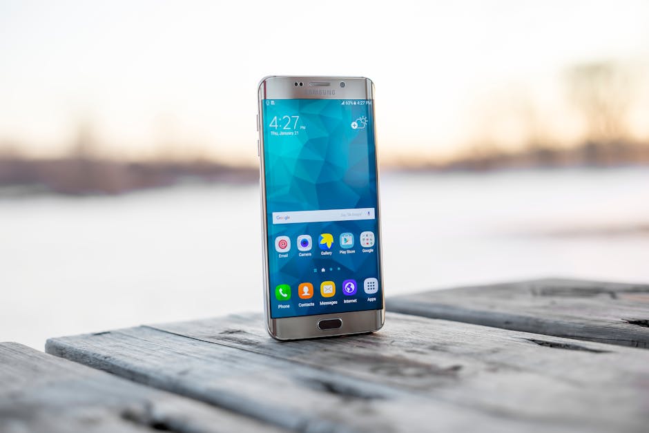 스마트폰을 효율적으로 활용하는 현대인의 모습