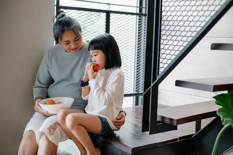 다세대가 함께 거실에서 대화를 나누는 따뜻한 모습