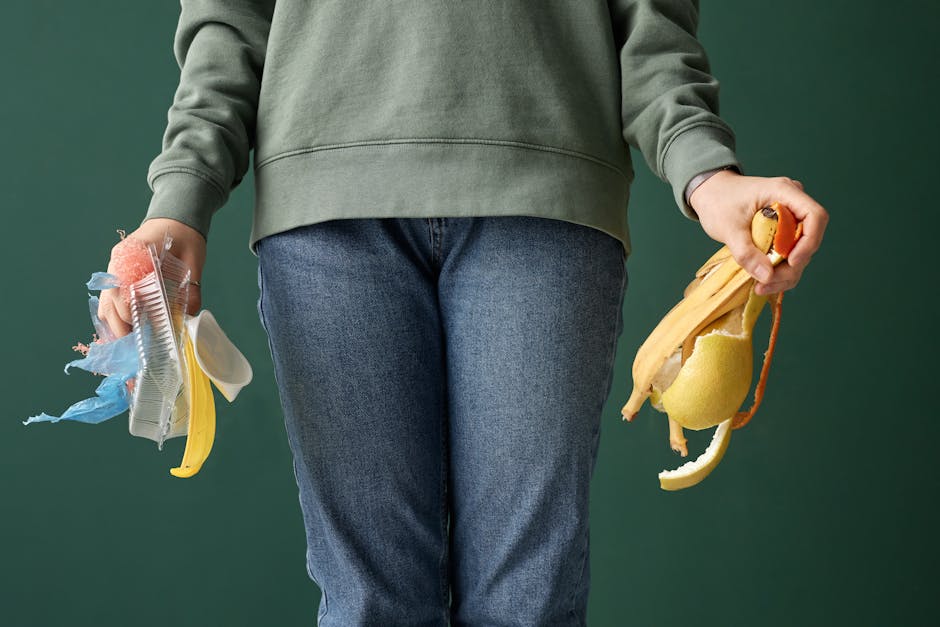 헷갈리는 음식물 쓰레기를 올바르게 분리 배출하는 모습