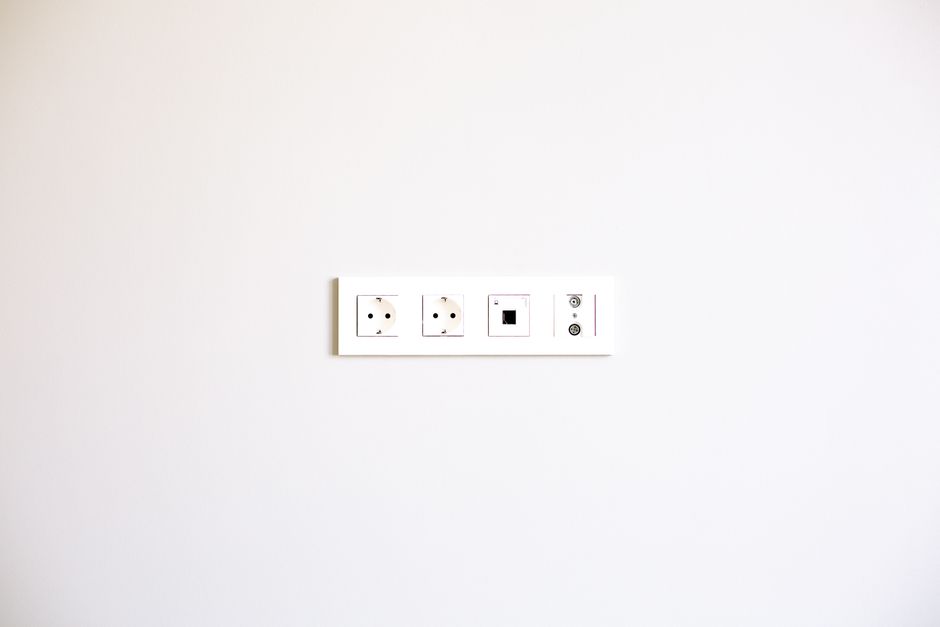 벽면 콘센트에 깔끔하게 정리된 플러그와 안전한 전기 사용 환경
