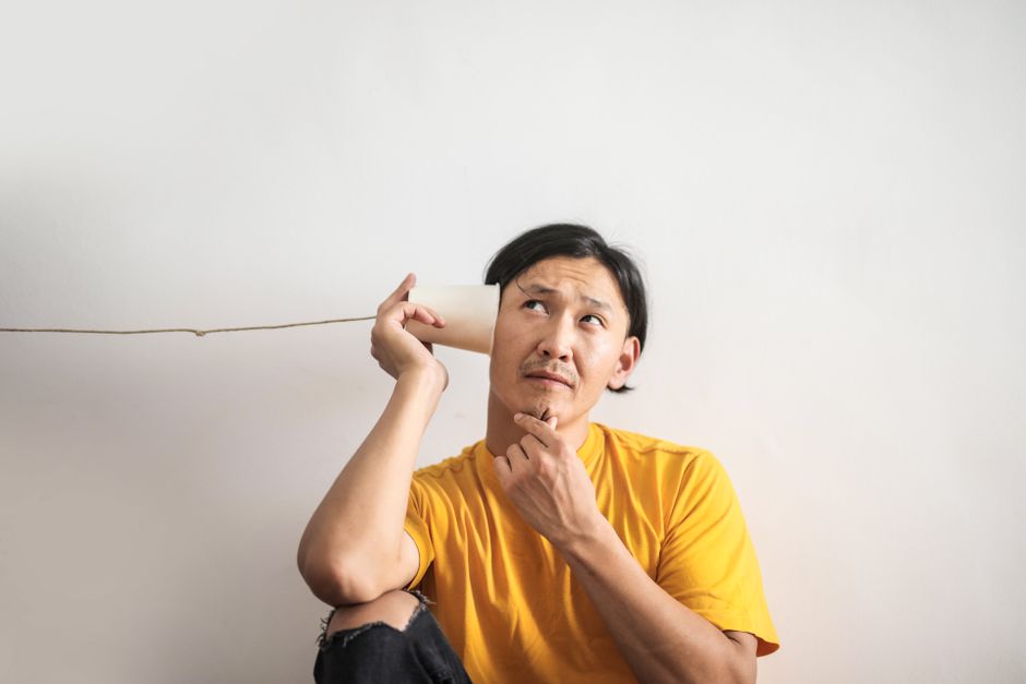 🧠 낯선 사람과 대화할 때 '침묵'이 무섭다면? 1분 만에 분위기를 바꾸는 심리적 거리두기 대화법