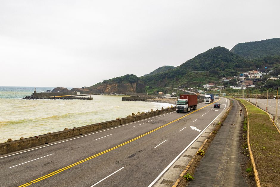 해외에서 운전할 때 필요한 국제 운전면허증과 여권, 국내 운전면허증을 함께 보여주는 모습