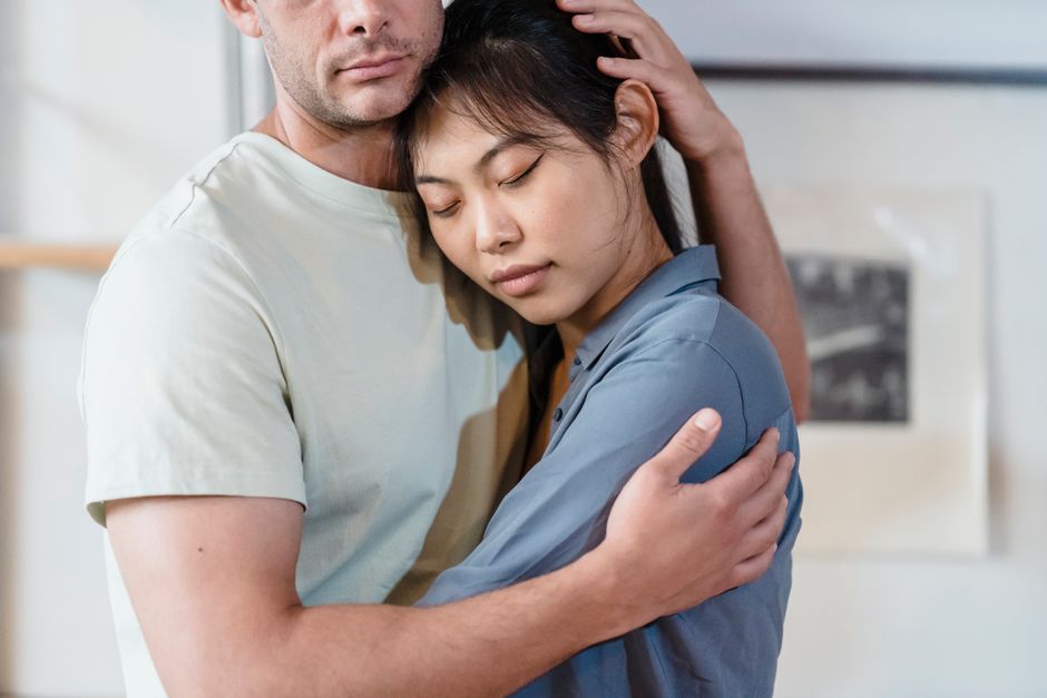 서로를 바라보는 다정한 부부의 모습