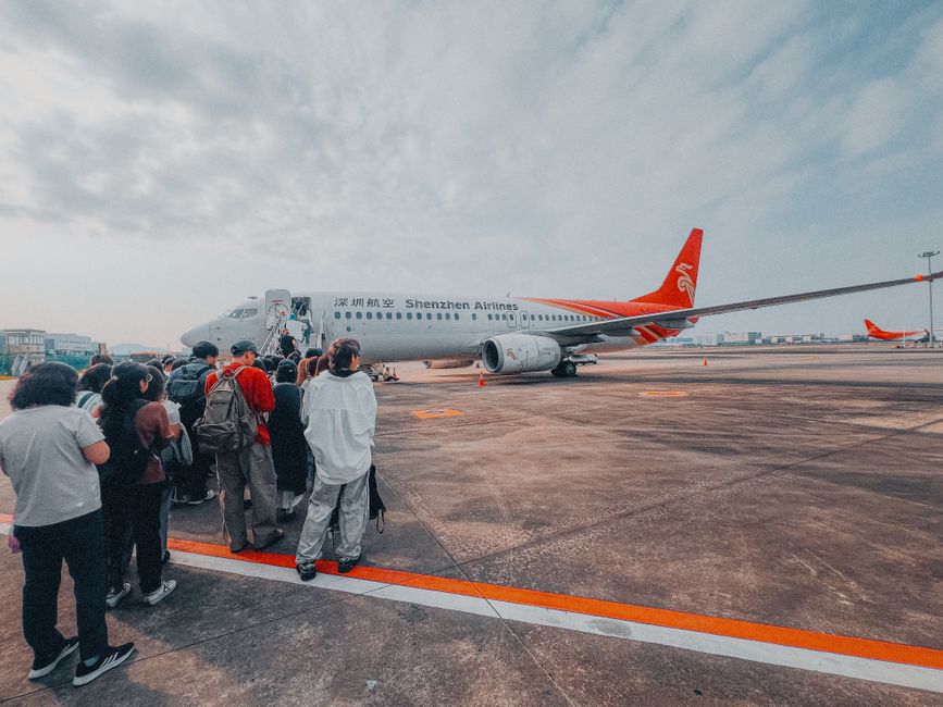공항 세관에서 여행객이 짐 검사를 받는 모습