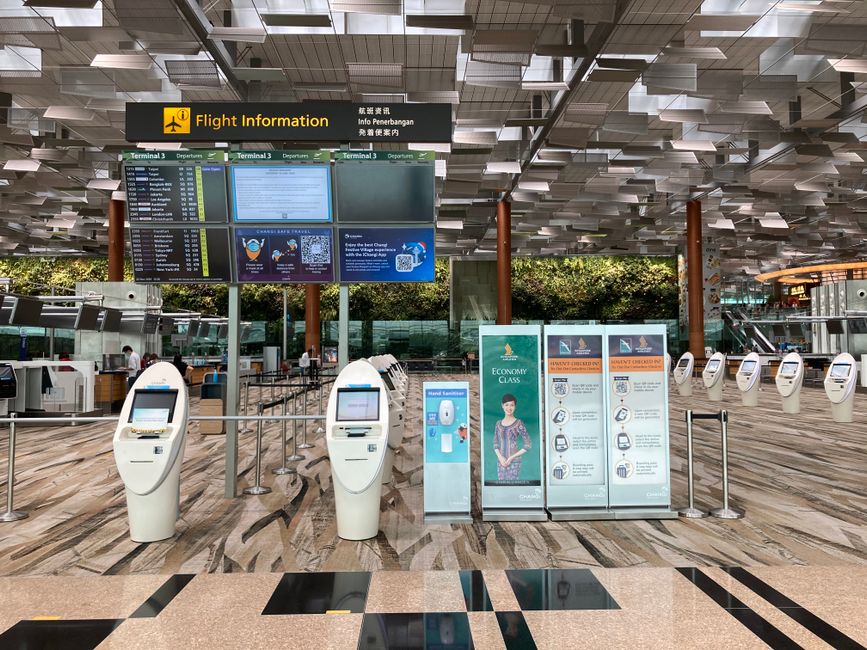 공항 세관에서 여행객이 짐 검사를 받는 모습