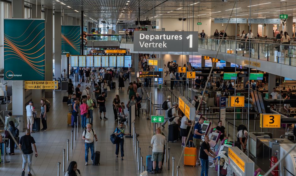 공항 보안 검색대에서 여행객들이 짐을 검사받는 모습