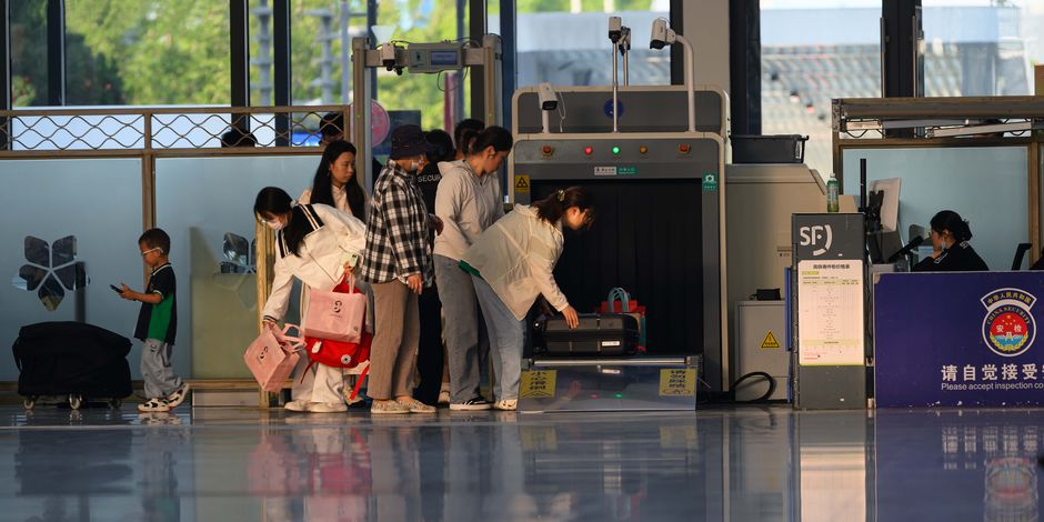 공항 보안 검색대에서 여행객들이 짐을 검사받는 모습