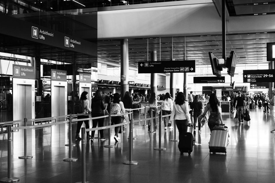 공항 보안 검색대에서 여행객들이 짐을 검사받는 모습