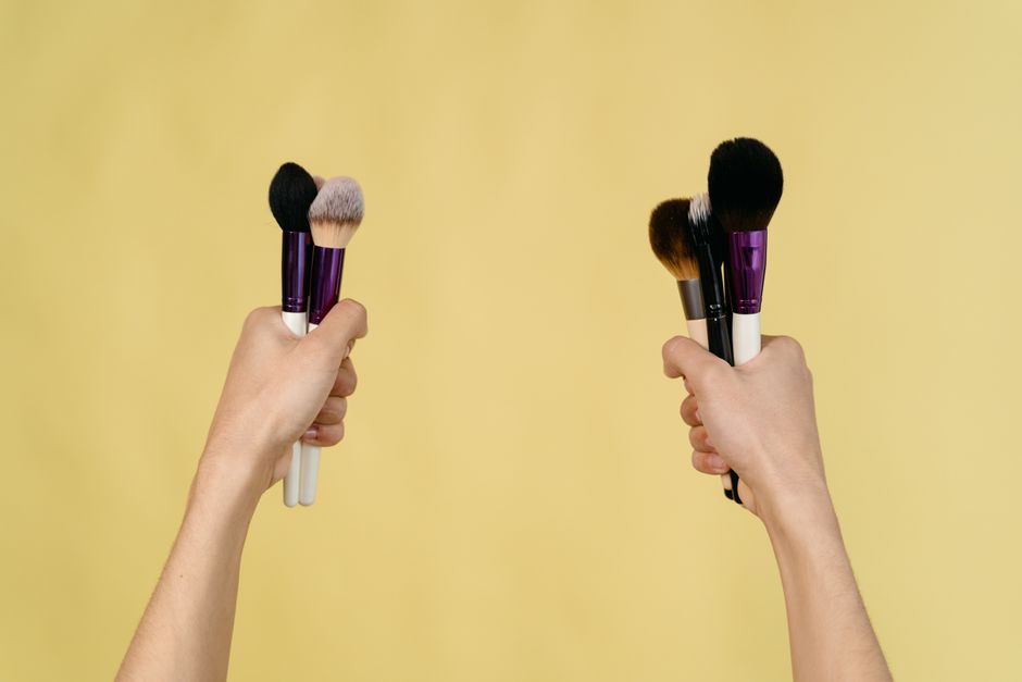 다양한 종류의 메이크업 브러쉬와 스펀지가 깨끗하게 세척되어 건조대에 놓여있는 모습