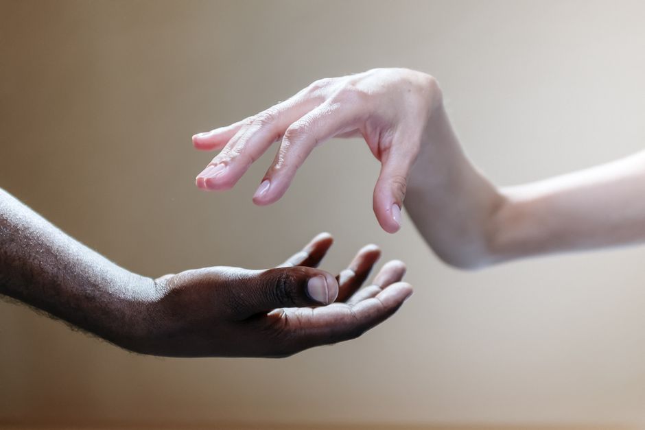 대화 중 미묘한 신호를 읽어내는 사람들이 서로에게 집중하는 모습