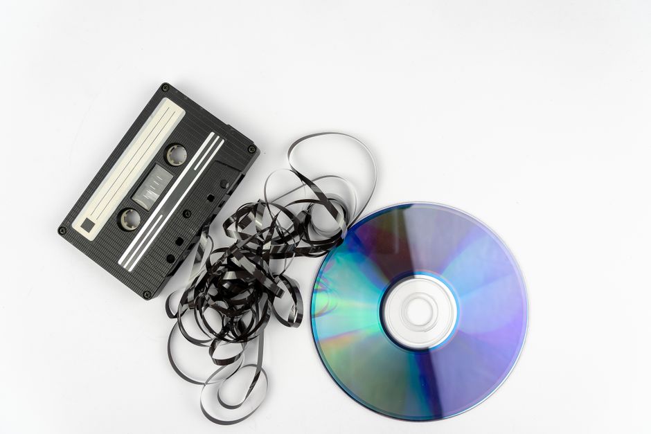 오래된 CD, DVD, 비디오테이프, 플로피디스크 등 다양한 저장 매체 이미지