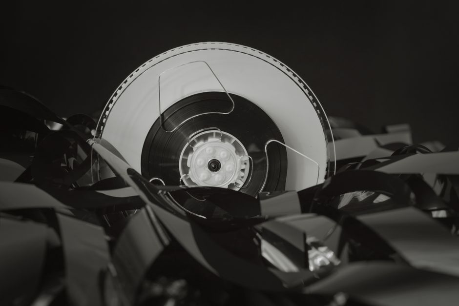 오래된 CD, DVD, 비디오테이프, 플로피디스크 등 다양한 저장 매체 이미지
