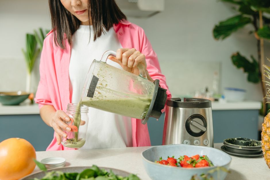 🧠 [믹서기/블렌더] 칼날 틈새 [찌든 때, 냄새] 고통받는다고? 기계 안 버리고 '1분 만에' 새것처럼 만드는 숨은 살림 꿀팁 5가지