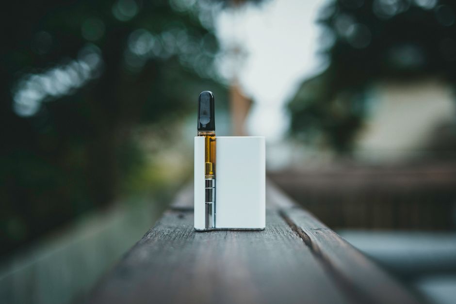 폐기물 수거함 앞에 놓인 일회용 전자담배