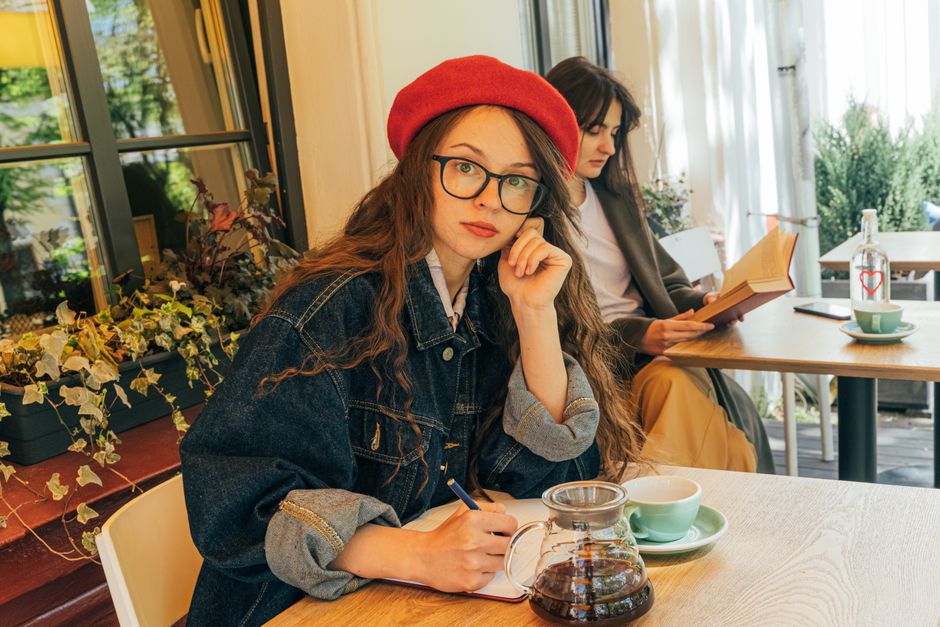 조용한 스터디 카페에서 책을 읽거나 공부하는 사람들의 모습