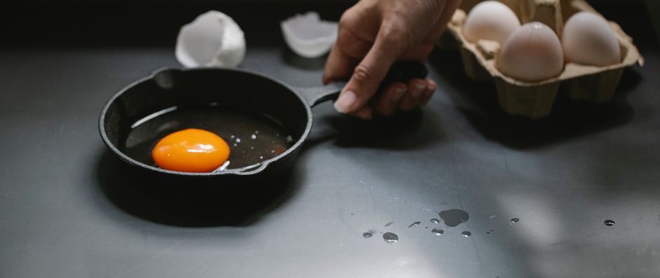 무쇠 주물 팬을 올바르게 관리하는 방법과 길들이는 과정