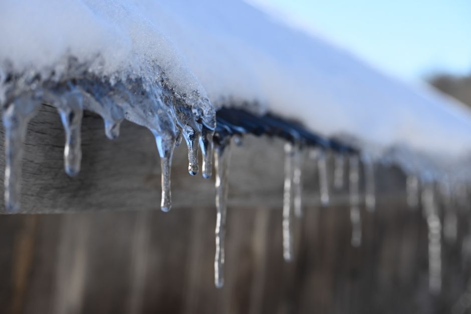 냉동실 성에를 안전하게 제거하는 방법